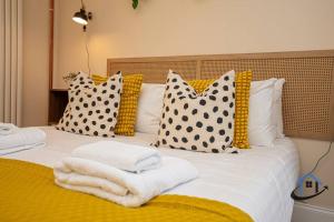 Postel nebo postele na pokoji v ubytování Sandby House, Nottingham, parking sleeps 10