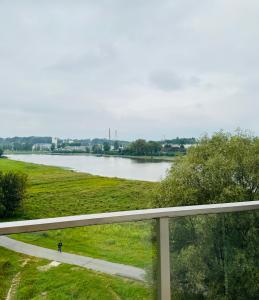 d'un balcon avec vue sur la rivière. dans l'établissement Apartament Carolina, à Rzeszów