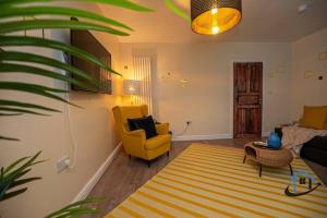 Posezení v ubytování Sandby House, Nottingham, parking sleeps 10