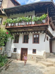 a little girl standing in front of a building at Guest House GURKO 7 in Veliko Tŭrnovo