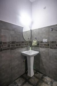 y baño con lavabo y espejo. en The Baan Homes, en Shimla
