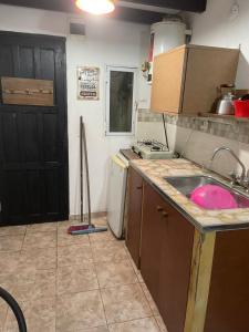 cocina con fregadero y encimera en Monoambiente para 3 en Santa Teresita