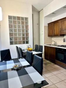 kuchnia ze stołem i krzesłami w kuchni w obiekcie Annette B&B w Rzymie