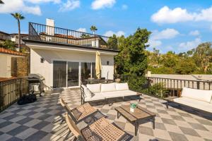 un patio con 2 divani e un tavolo sul tetto di Sycamore View Villa I a Los Angeles