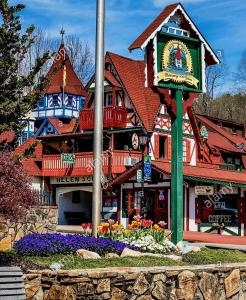 um grande edifício com um relógio em frente em Bear Creek Lodge and Cabins in Helen Ga - Pet Friendly, River On Property, Walking Distance to downtown Helen em Helen