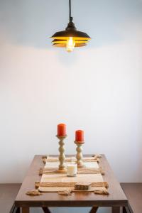 une table en bois avec une lumière au-dessus dans l'établissement Keepos by Polykratis, à Kokkari