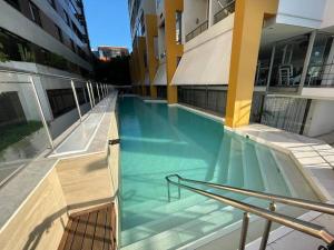 a swimming pool in the middle of a building at Lindo Loft Beira-Mar na Vitória in Salvador