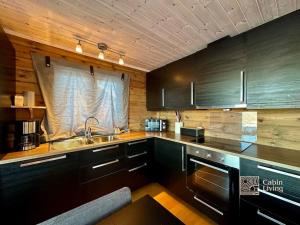 Kjøkken eller kjøkkenkrok på Cozy cabin with incredible views and sauna