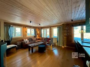 Et biljardbord på Cozy cabin with incredible views and sauna