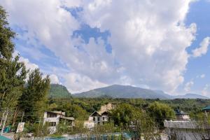a view of a mountain with houses and trees at Collection O Signature Manaali in Baragrān
