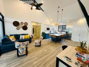 a living room with a blue couch and a kitchen at Casa Coral Azul in Cahuita