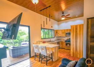 Modern Mountain View Home by Nauyaca Waterfall tesisinde mutfak veya mini mutfak