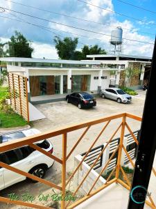 un bâtiment avec deux voitures garées dans un parking dans l'établissement Lovely Homes at Casa Mira Bacolod, à Bacolod
