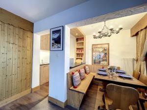 Apartments Roxes في فيربير: مطبخ وغرفة طعام مع طاولة وكراسي