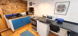 a kitchen with a counter with a computer on it at A Quinta da Colina Adega in Castanheira de Pêra