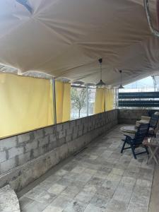 namiot z krzesłami i stołami na patio w obiekcie Домик для гриль и отдыха Телецентр w Kiszyniowie