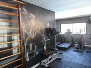 un gimnasio con una pintura en la pared en Bahia Suites Residence, en Salvador