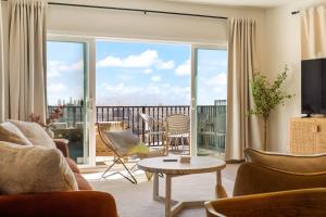 sala de estar con vistas a un balcón en Sycamore Villa II, en Los Ángeles