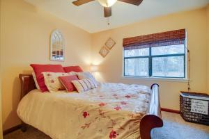 Voodi või voodid majutusasutuse Tahlequah Duplex with Screened-in Porch and Fire Pit! toas