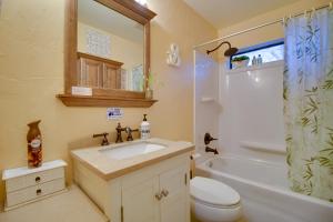 Vannituba majutusasutuses Tahlequah Duplex with Screened-in Porch and Fire Pit!