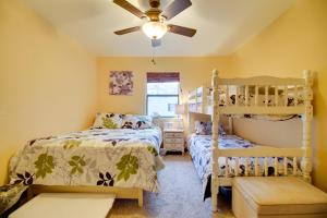 Voodi või voodid majutusasutuse Tahlequah Duplex with Screened-in Porch and Fire Pit! toas