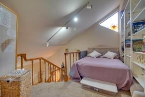 Voodi või voodid majutusasutuse Tahlequah Duplex with Screened-in Porch and Fire Pit! toas