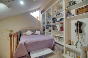 Voodi või voodid majutusasutuse Tahlequah Duplex with Screened-in Porch and Fire Pit! toas