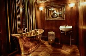 La salle de bains est pourvue d'une baignoire et d'un lavabo. dans l'établissement House of Gods Glasgow, à Glasgow