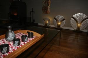 un grupo de jarrones y luces sobre una mesa en Azabu Retreat & Spa en Byron Bay