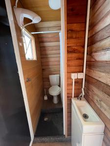 Baño pequeño con aseo y lavamanos en Floripa Glamping, en Florianópolis