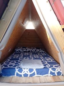 una cama en medio de una tienda en Floripa Glamping, en Florianópolis