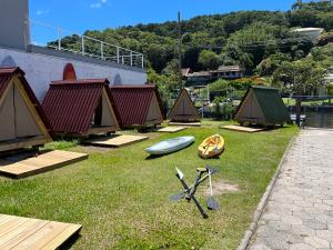 grupa namiotów i kajaków na trawie w obiekcie Floripa Glamping w mieście Florianópolis