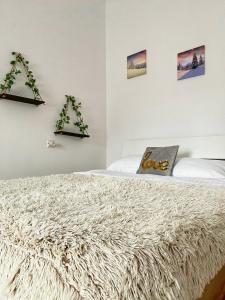 Giường trong phòng chung tại 4CENTER Apartments +20 ảnh