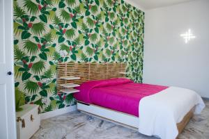 - une chambre avec un lit et une couverture rose dans l'établissement Acqua Holiday House, à Tarente