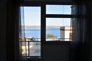 una finestra con vista sull'acqua di Acqua Holiday House a Taranto