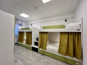 - 2 lits superposés dans un dortoir dans l'établissement Appa Hostel, à Zagreb