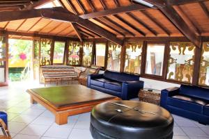 a living room with couches and a coffee table at Casa Blanca Park Hotel in Porto Seguro