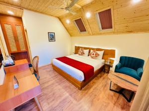 une chambre avec un lit, un bureau et une chaise dans l'établissement Samsara Luxury Cottages & Spa, Chail Hills, à Kandāghāt 17 autres photos