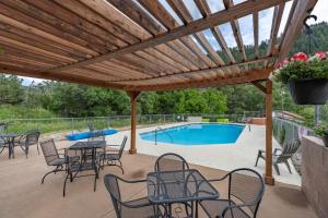 un patio con mesas y sillas y una piscina en HTR Durango, en Durango