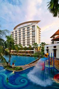 un parque acuático en un complejo con tobogán acuático en Hotel Santika Premiere Kota Harapan Indah, en Bekasi