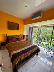 雅各的住宿－Punta Leona Beach Condos，一间卧室设有一张床和一个阳台