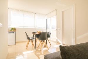 a kitchen and dining room with a table and chairs at Apartamento Marbelsun ll in Marbella