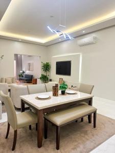 شقة مودرن مقابلة البوليفارد في الرياض: طاولة طعام وكراسي في غرفة المعيشة