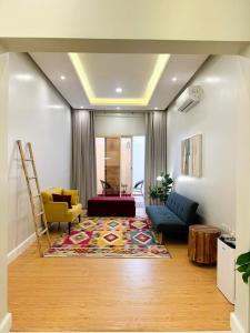 شقة مودرن مقابلة البوليفارد في الرياض: غرفة معيشة مع أريكة وسجادة