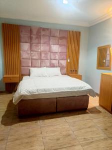 Tempat tidur dalam kamar di Home to home luxury apartments and suites