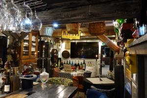 un bar con mesa y algunas botellas de vino en Hostelry Music Repetition, en Écully