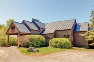 ein Haus mit Sonnenkollektoren auf dem Dach in der Unterkunft Piper Ridge Unit B2 in Forest Farms