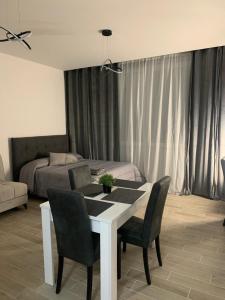 Postel nebo postele na pokoji v ubytování La perla sul Maggiore