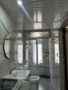 y baño con lavabo, aseo y espejo. en Suri Homestay - Best Homestay In Dalhousie, en Banikhet
