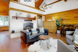 un soggiorno con divano in pelle e camino di Semiahmoo Bay Splendor a Blaine